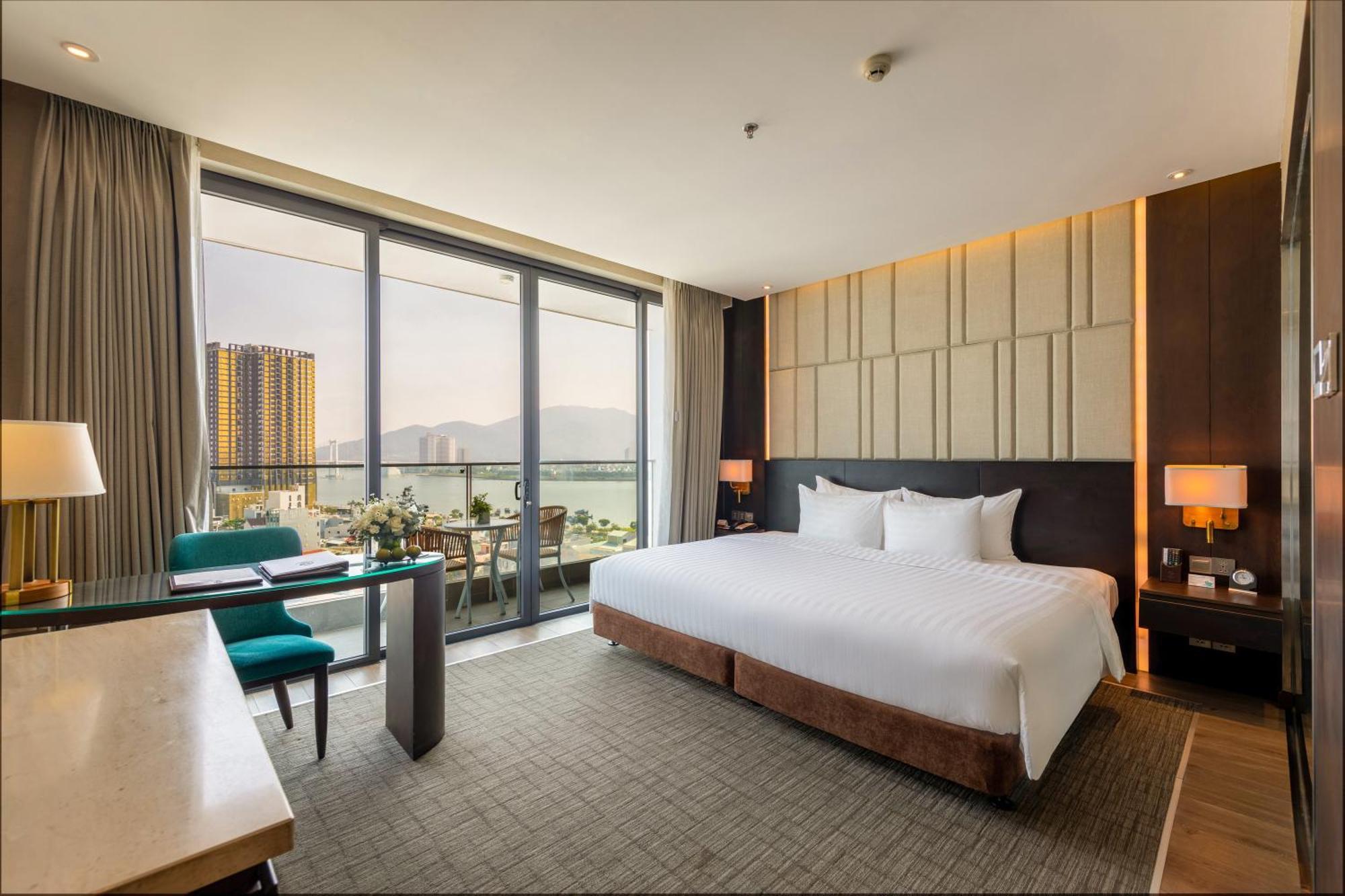 Khách sạn New Orient 4*
