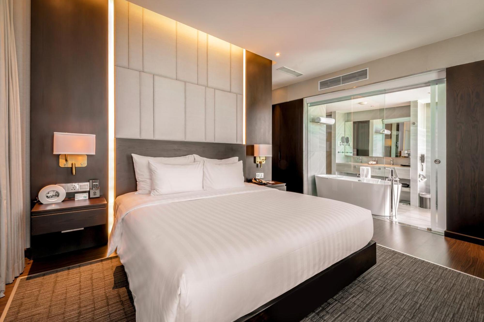 Khách sạn New Orient 4*